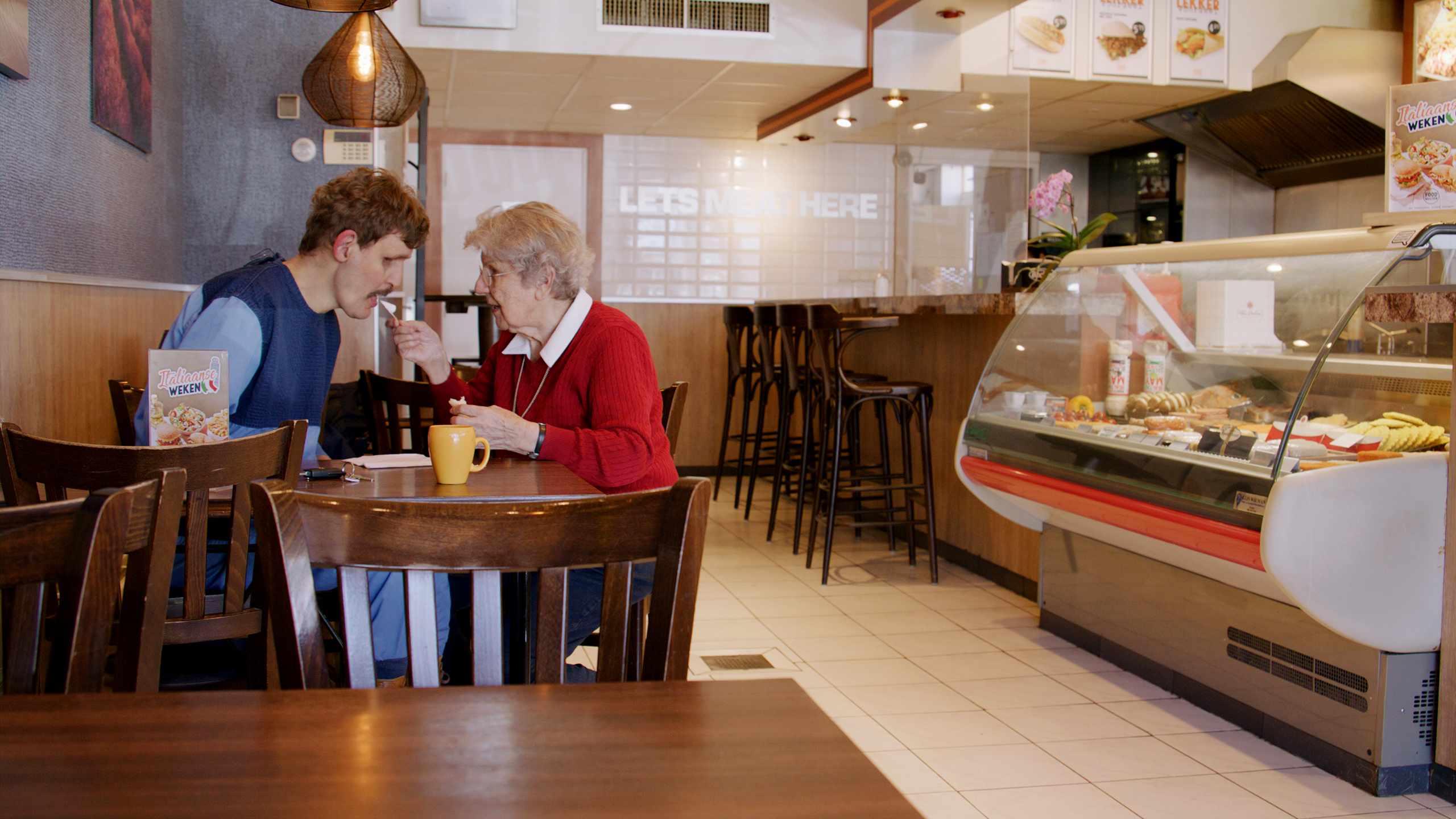 Tineke en Job in de snackbar